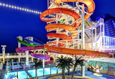 Водные горки и бассейны на лайнере в зоне аквапарка