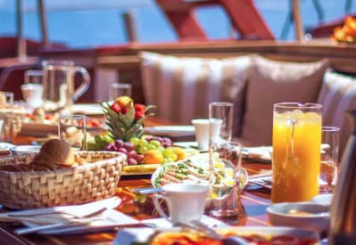 Завтрак на борту круизного лайнера: свежие фрукты и напитки