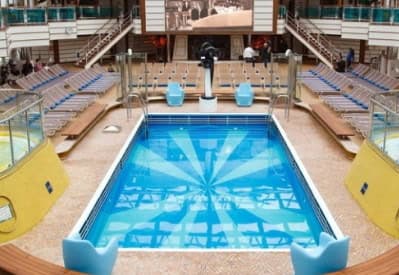 Большой бассейн и зона шезлонгов на палубе лайнера