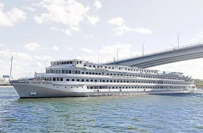 Лайнер Максим Литвинов, компании Донинтурфлот