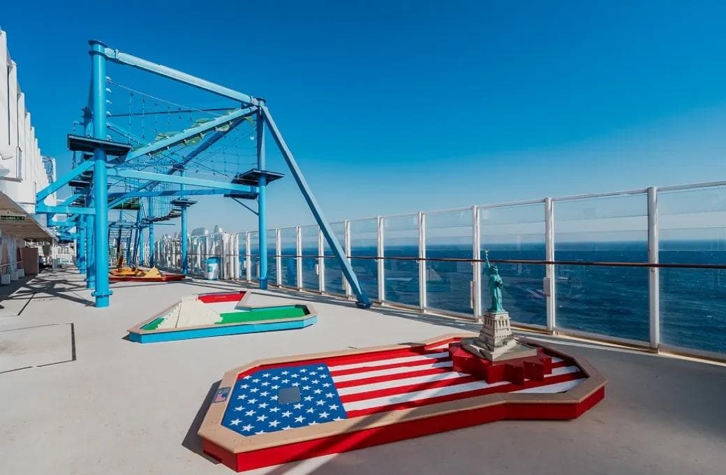 Лайнер Aroya, компании Aroya Cruises. Фото 1