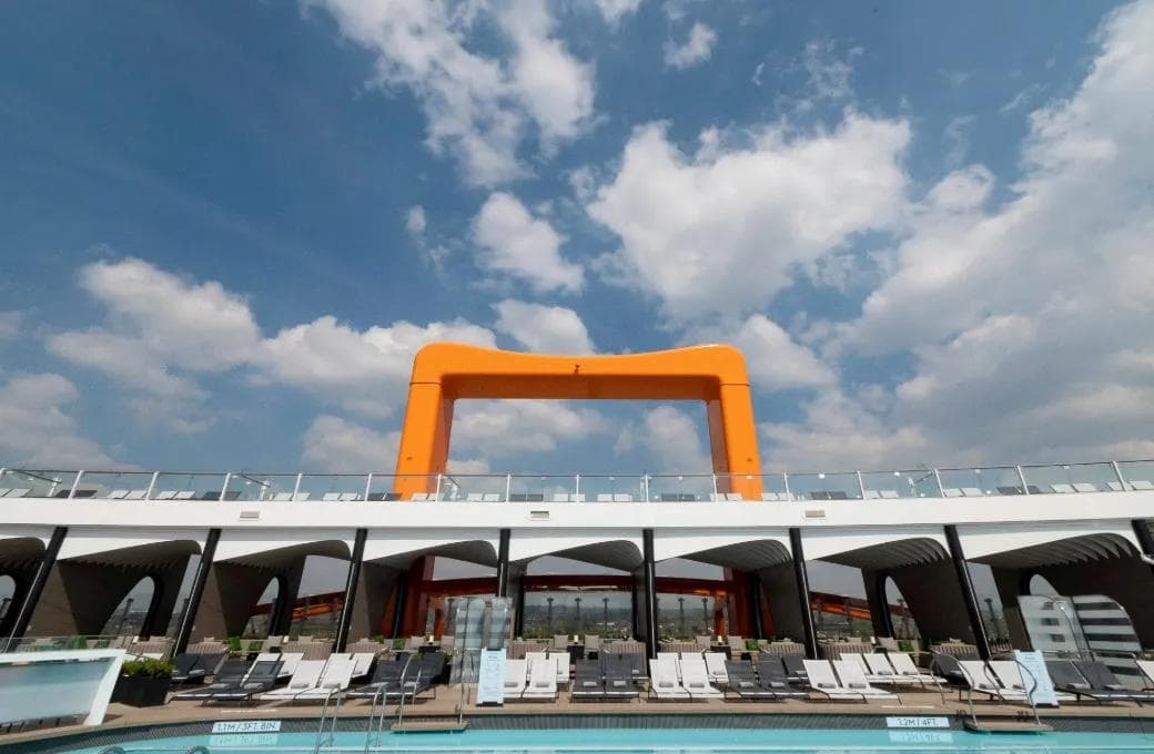 Лайнер Celebrity Beyond, компании Celebrity Cruises. Фото 1