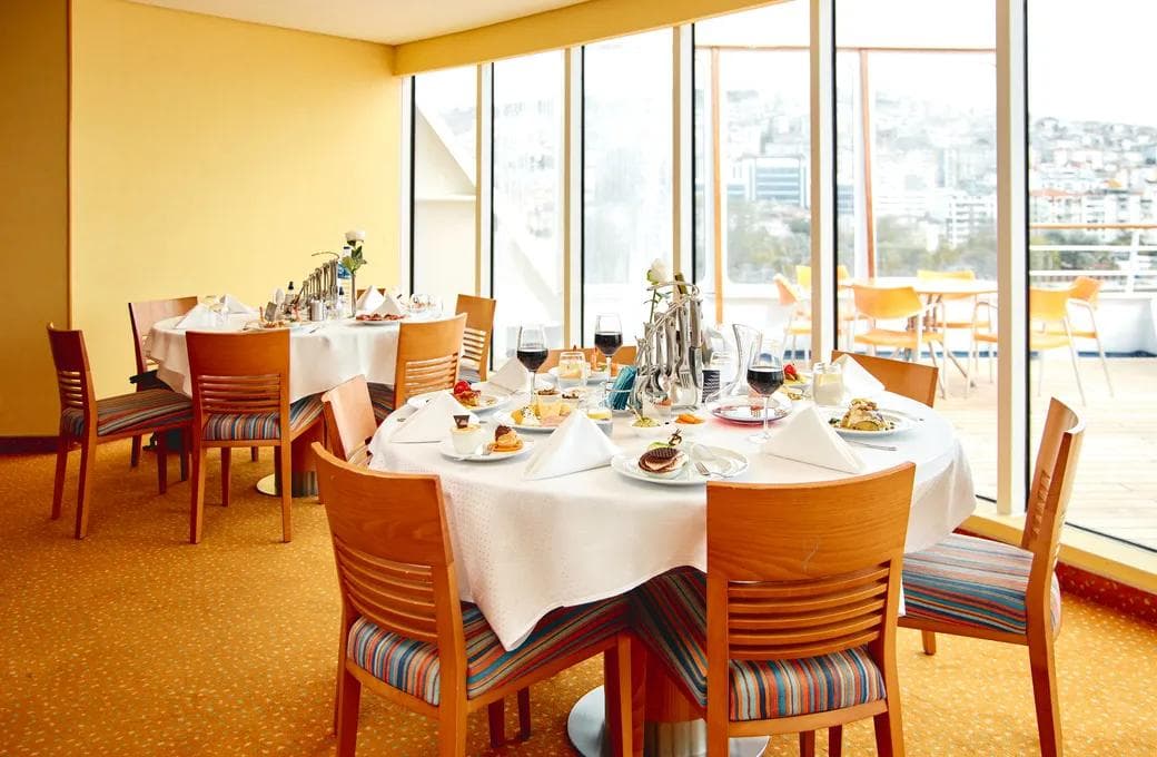 Лайнер Astoria Grande, компании Astoria Grande Cruises. Фото 1