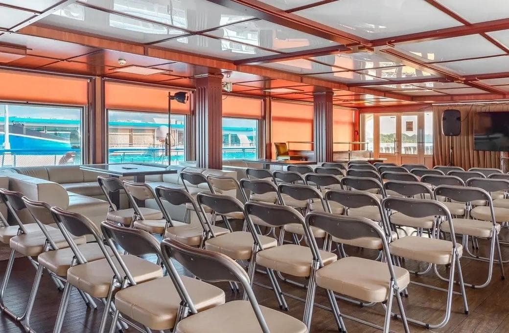 Лайнер Михаил Фрунзе, компании ВодоходЪ. Фото 1