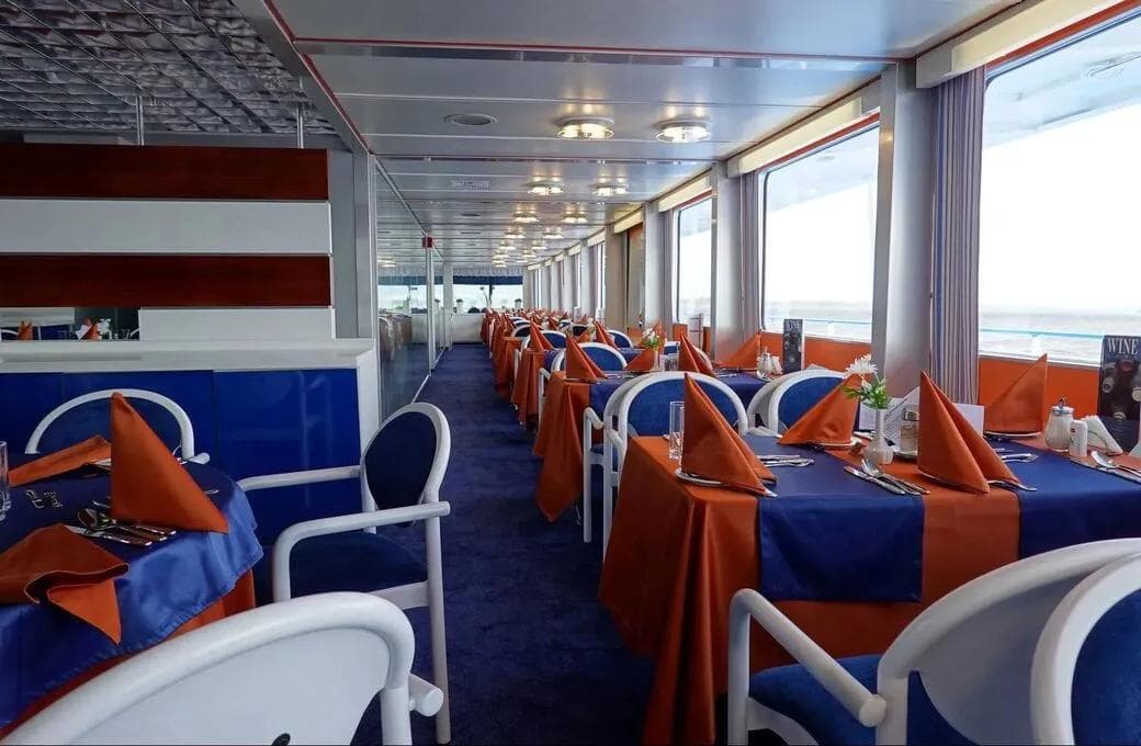 Лайнер Антон Чехов, компании Донинтурфлот. Фото 1