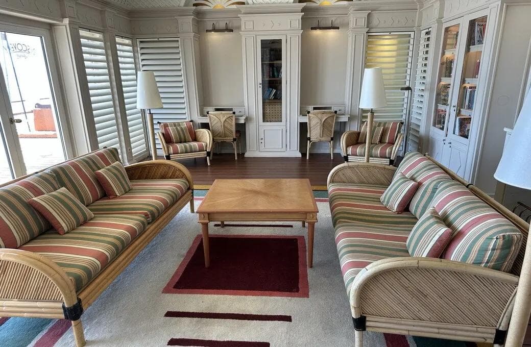 Лайнер Celestyal Discovery, компании Celestyal Cruises. Фото 1