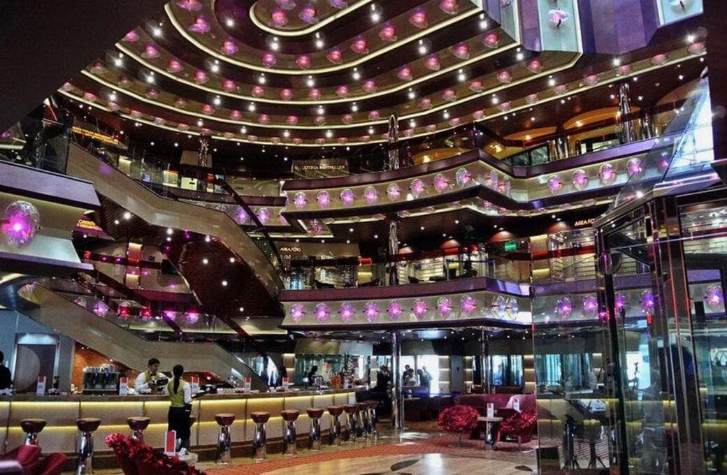 Лайнер Costa Fascinosa, компании Costa Cruises. Фото 1