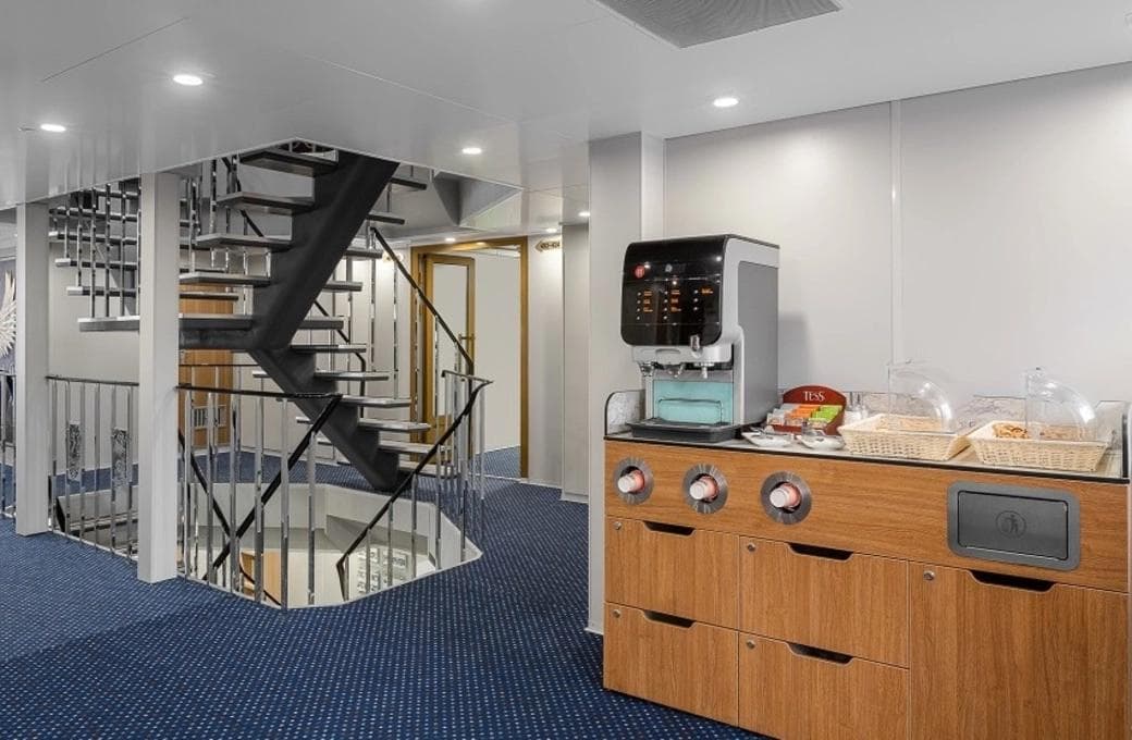 Лайнер Лебединое озеро, компании Созвездие. Фото 1