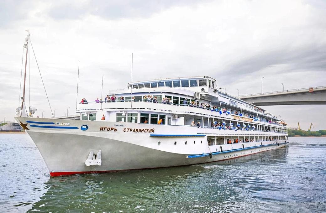 Лайнер Игорь Стравинский, компании Донинтурфлот. Фото 1