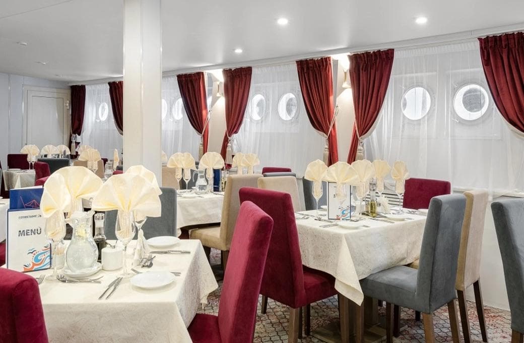 Лайнер Александр Бенуа, компании Созвездие. Фото 1