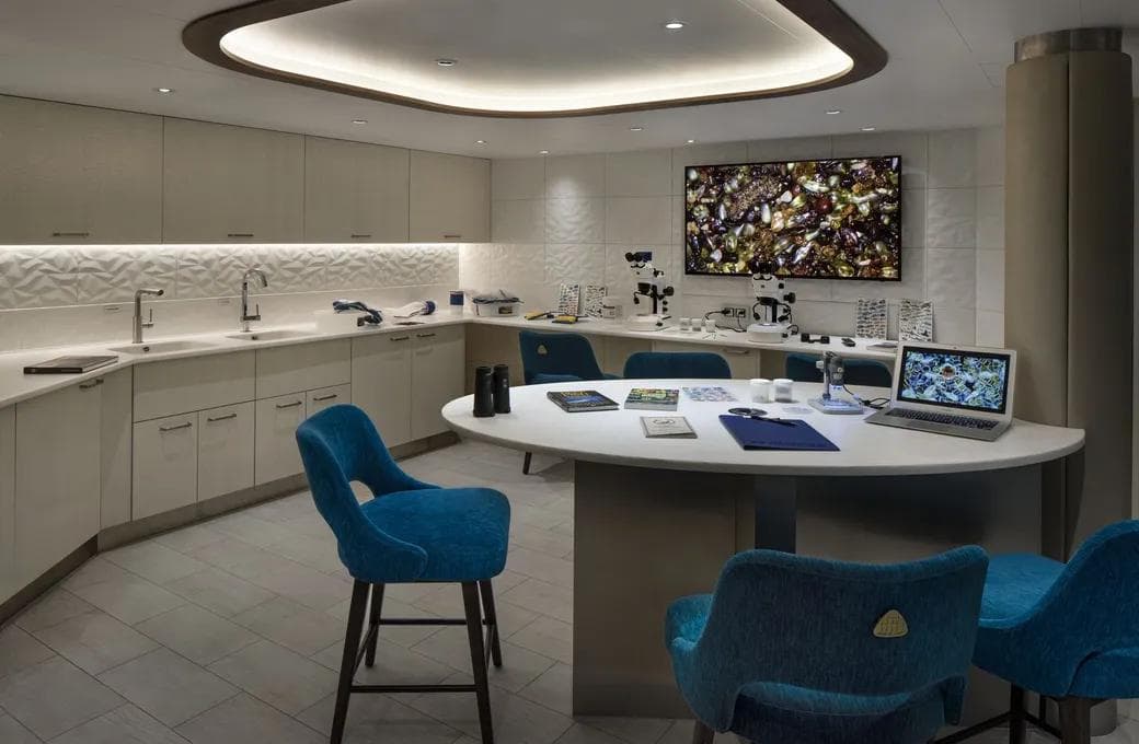 Лайнер Celebrity Flora, компании Celebrity Cruises. Фото 1