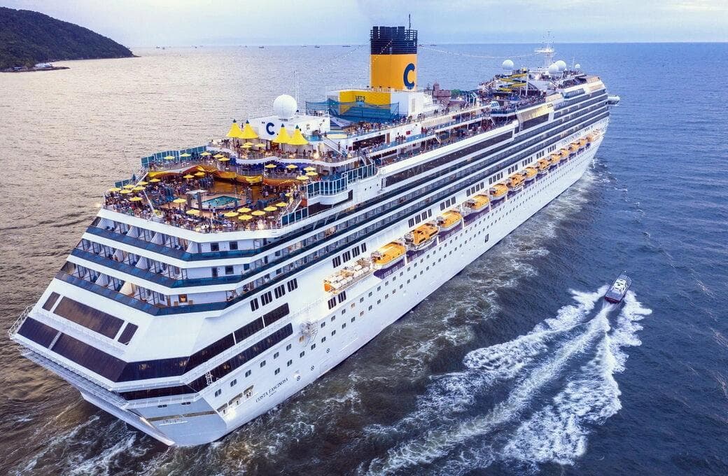 Лайнер Costa Fascinosa, компании Costa Cruises. Фото 1