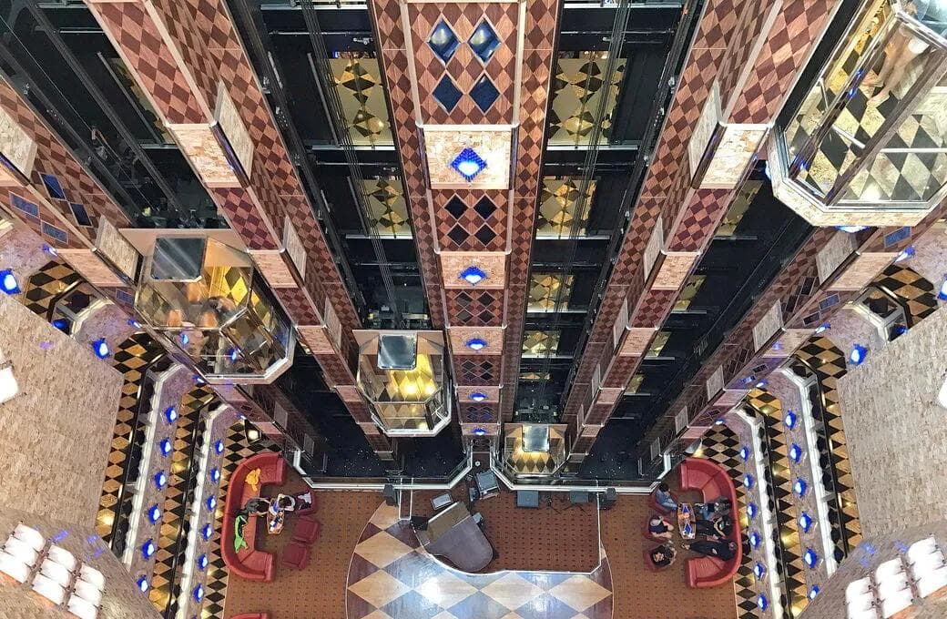 Лайнер Costa Favolosa, компании Costa Cruises. Фото 1