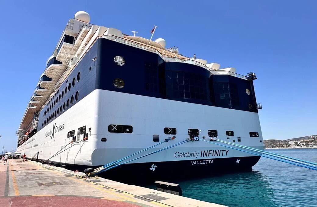 Лайнер Celebrity Infinity, компании Celebrity Cruises. Фото 1