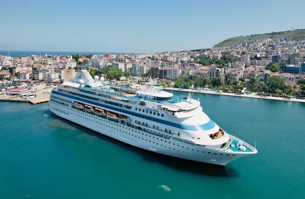 Лайнер Astoria Grande, компании Astoria Grande Cruises. Фото 1