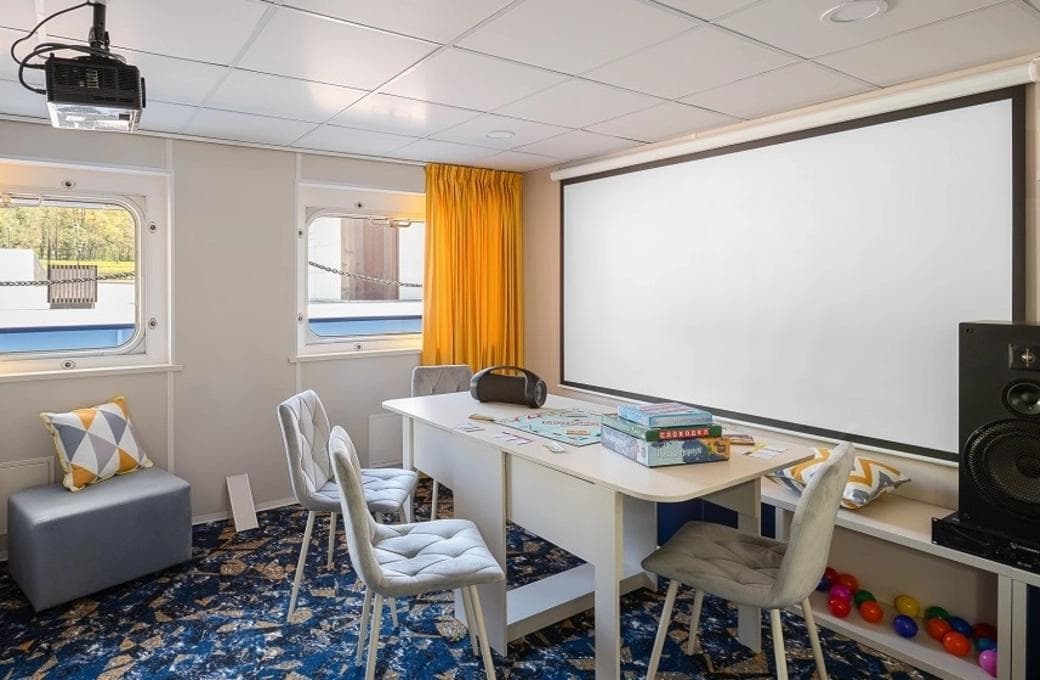 Лайнер Лебединое озеро, компании Созвездие. Фото 1