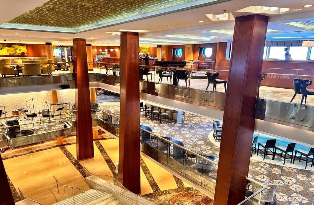 Лайнер Celebrity Infinity, компании Celebrity Cruises. Фото 1