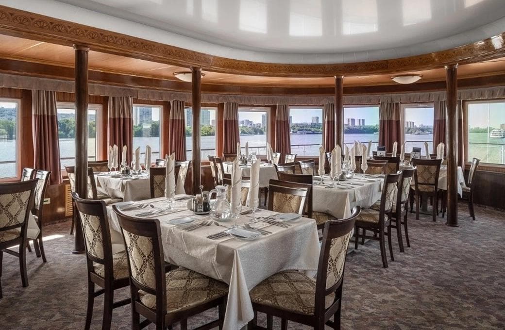 Лайнер Н.А. Некрасов, компании Созвездие. Фото 1