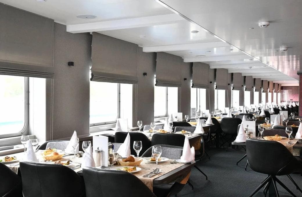 Лайнер Игорь Стравинский, компании Донинтурфлот. Фото 1