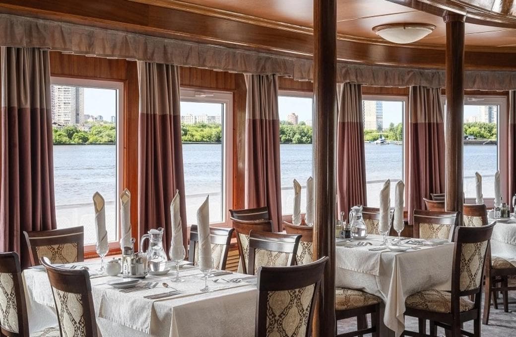 Лайнер Н.А. Некрасов, компании Созвездие. Фото 1