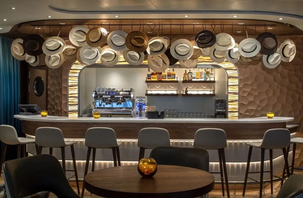 Лайнер Celebrity Flora, компании Celebrity Cruises. Фото 1