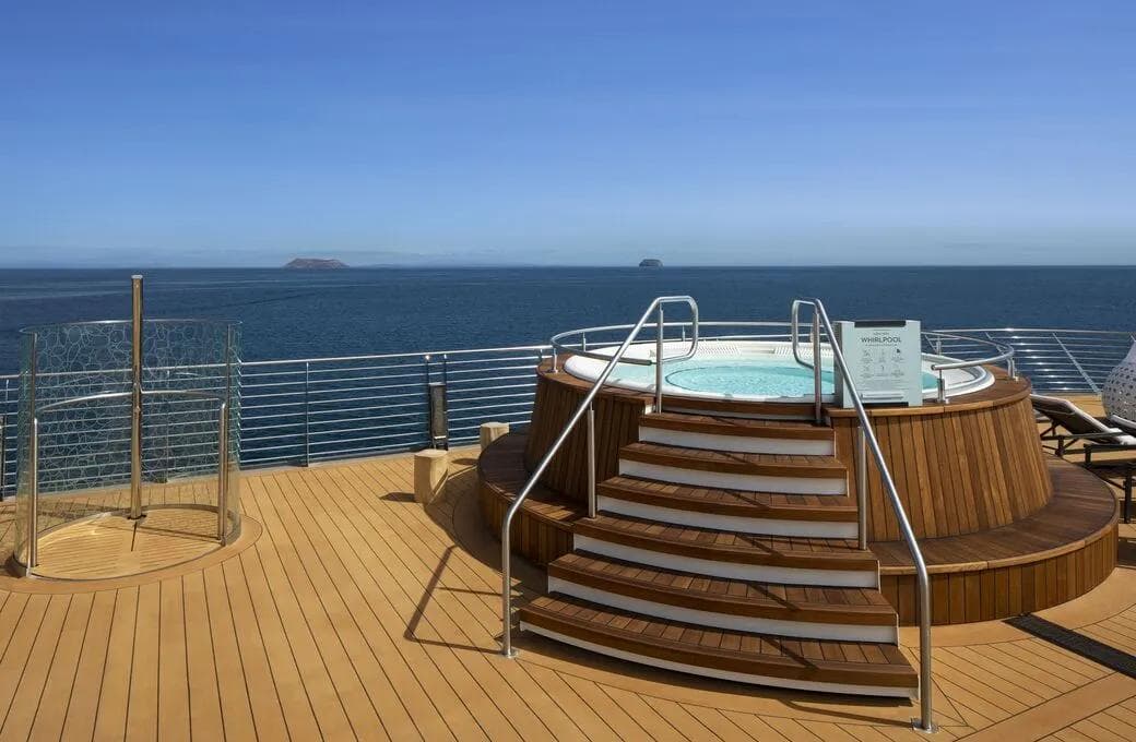 Лайнер Celebrity Flora, компании Celebrity Cruises. Фото 1